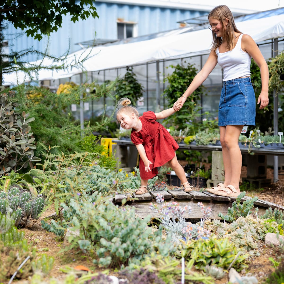 Deux filles au jardin
