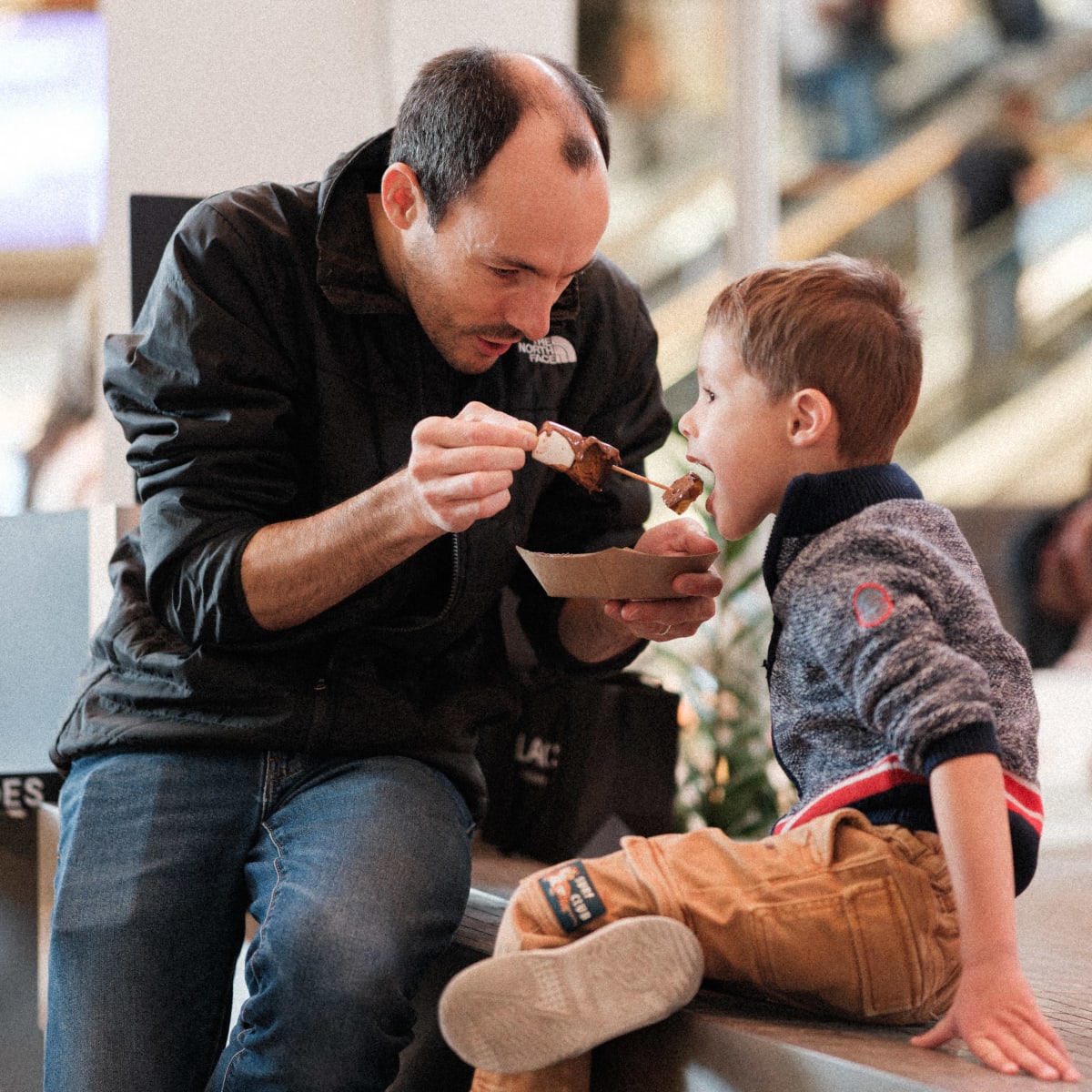 Un homme et son fils au Salon du Chocolat de Montréal.