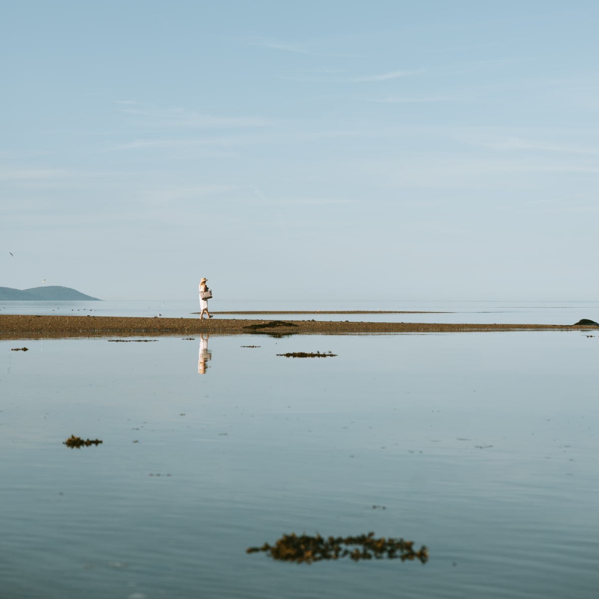 Une femme au bord de l'eau, dans le Secteur Cratère et marées.