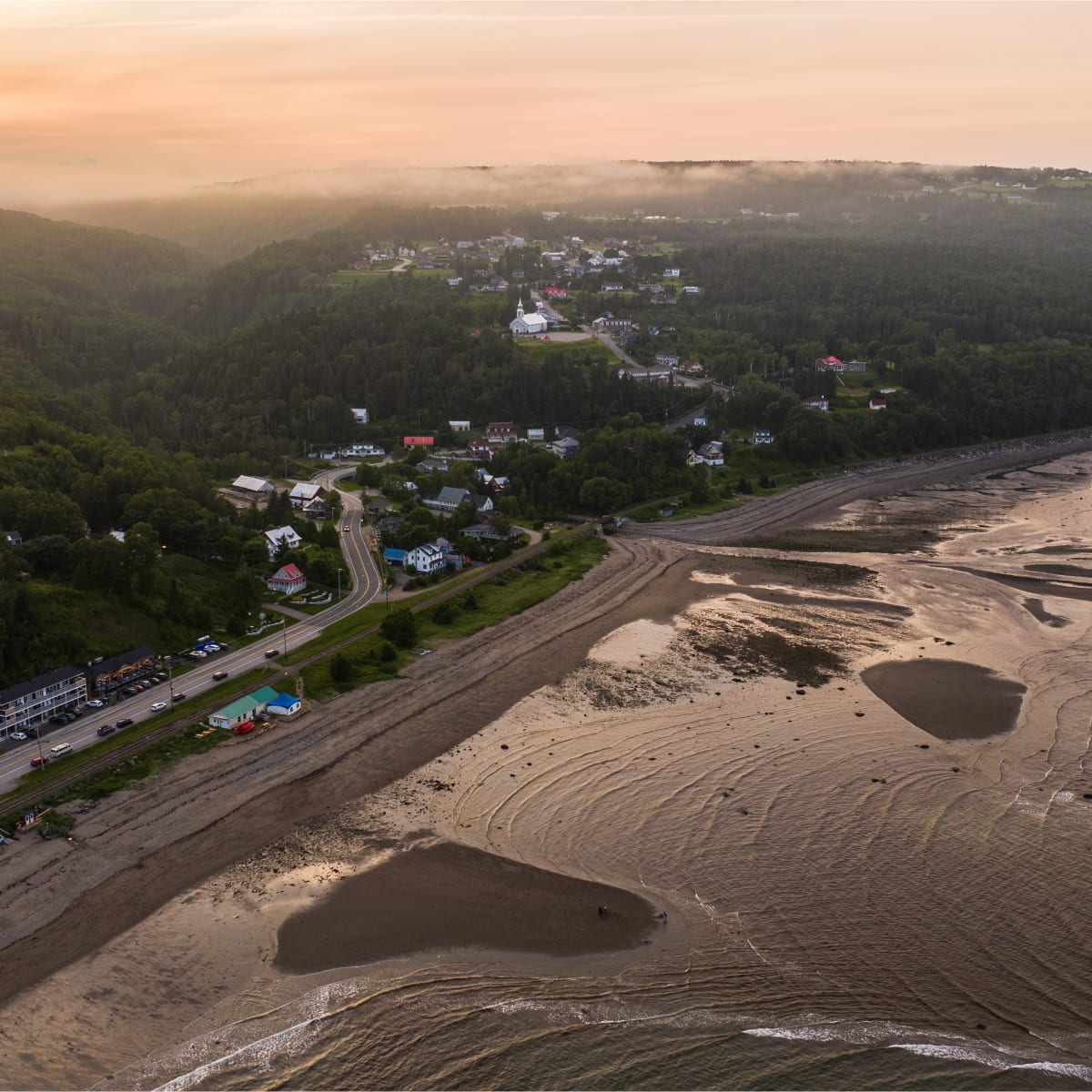 Vue aérienne d'une plage dans le Secteur Cratère et marées.