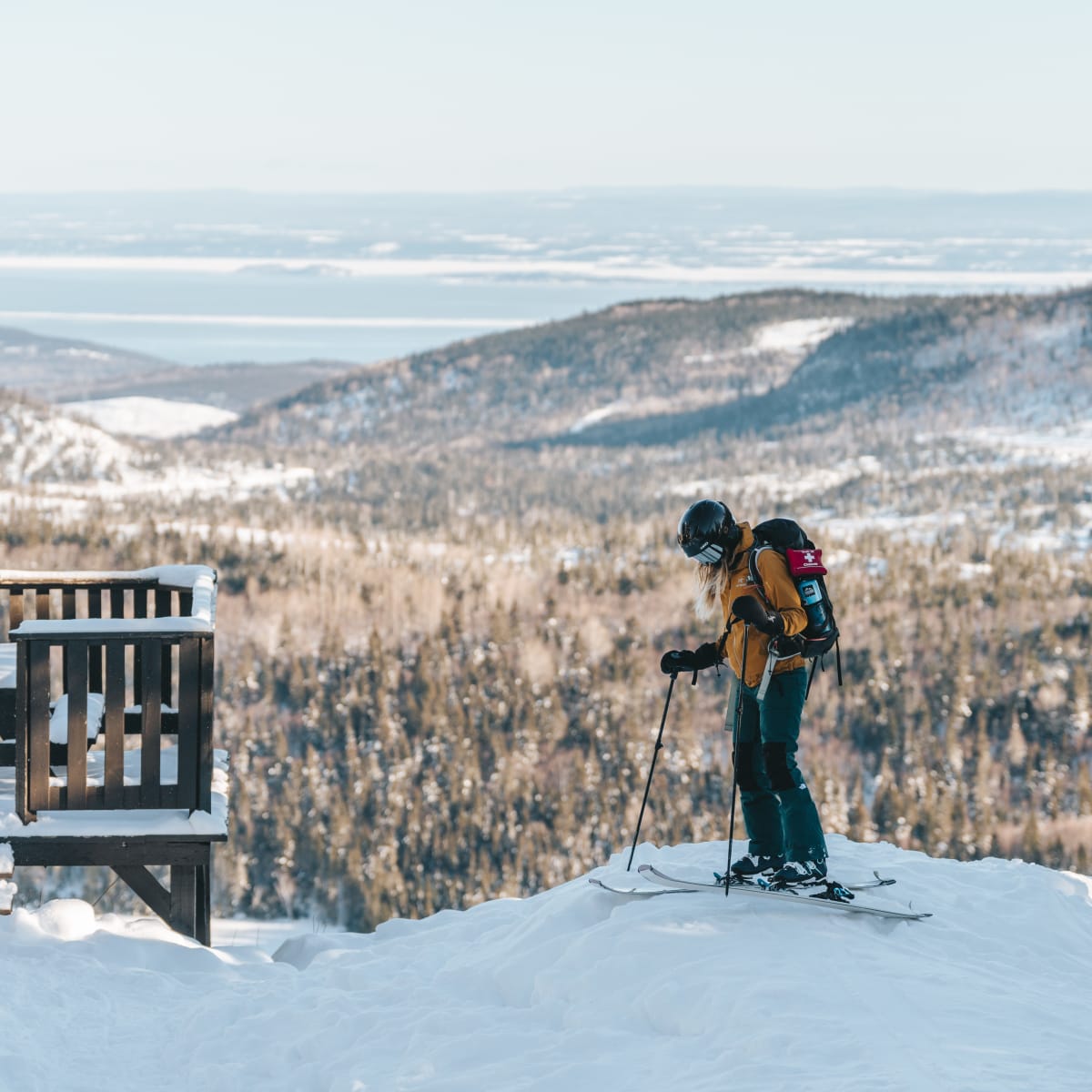 Randonnée de raquette au sommet d'une montagne. 