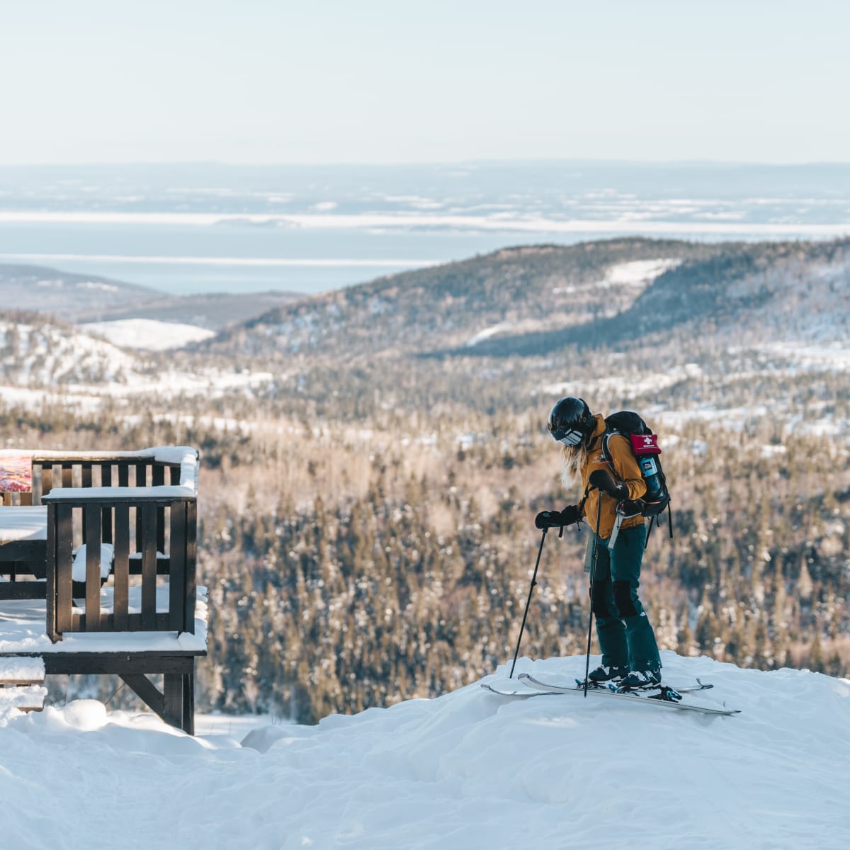 Personne en ski au sommet d'une montagne.