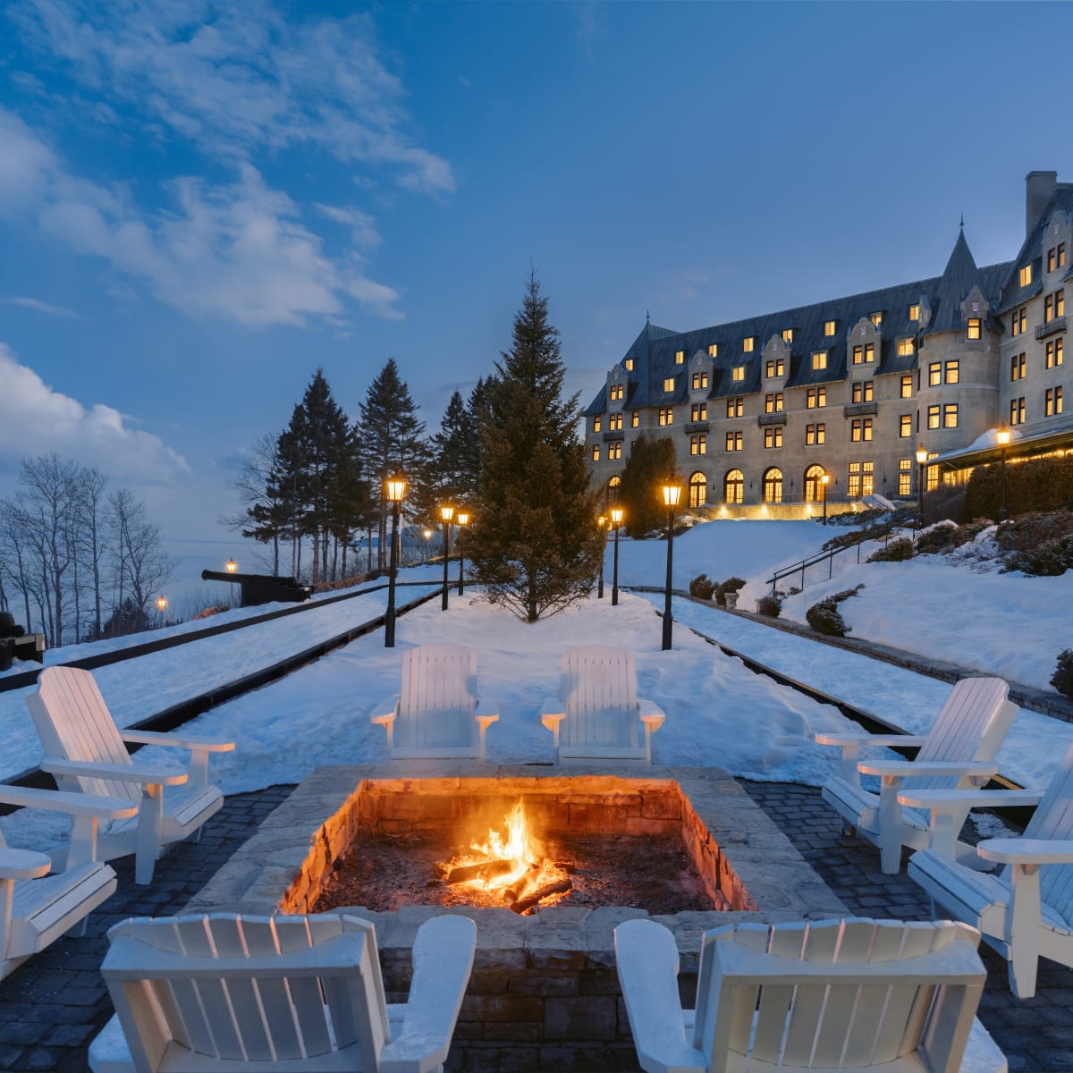 Feu extérieur au Fairmont Le Manoir Richelieu.
