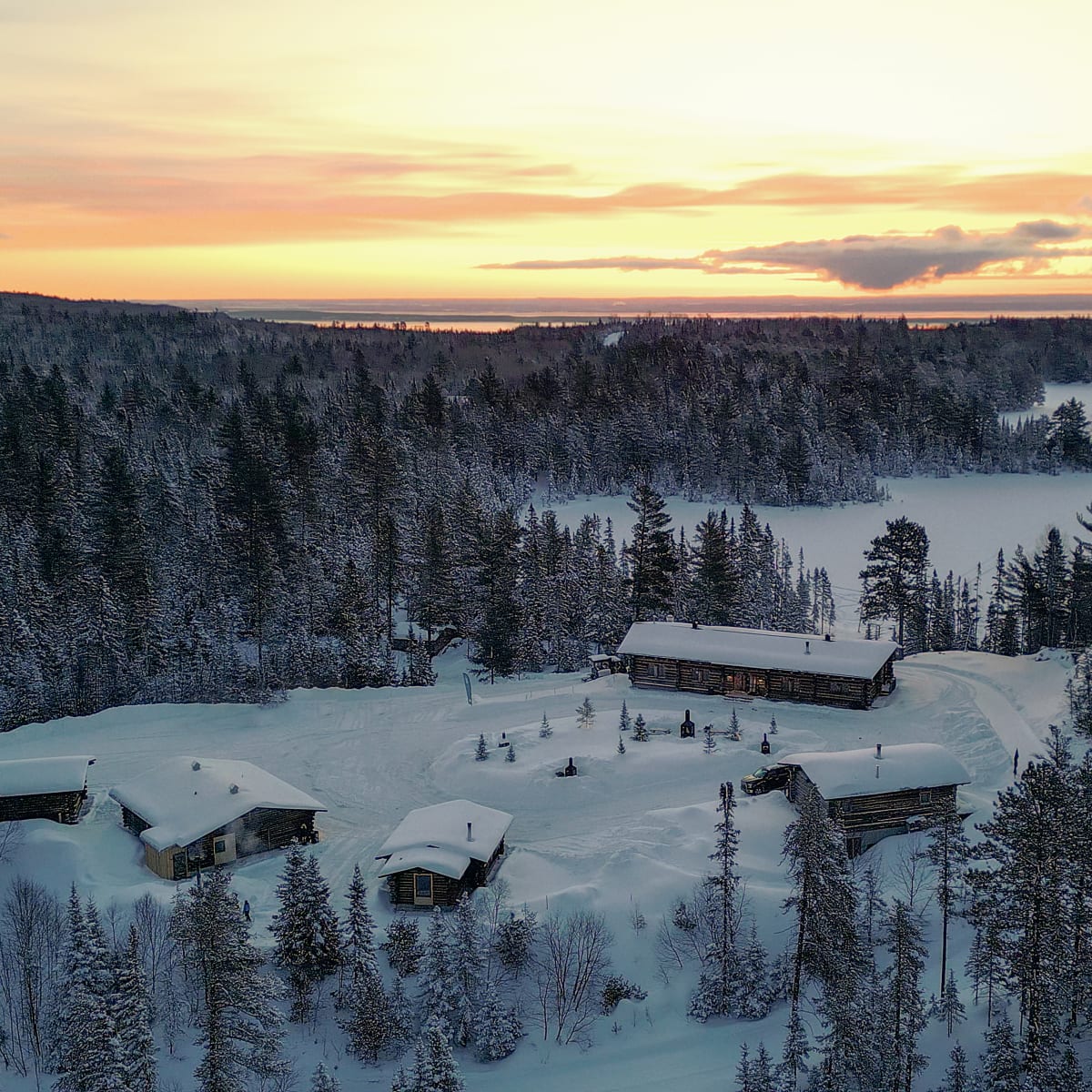 Vue aérienne de ÖBois Charlevoix en hiver, dans le Secteur Saint-Siméon.