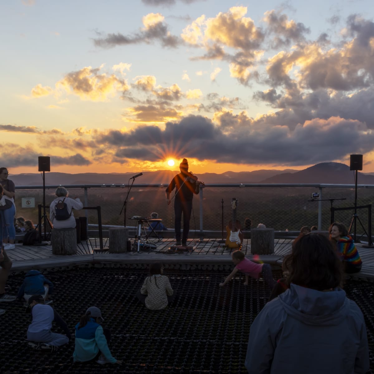 Concert au crépuscule au Sentier des cimes Laurentides.