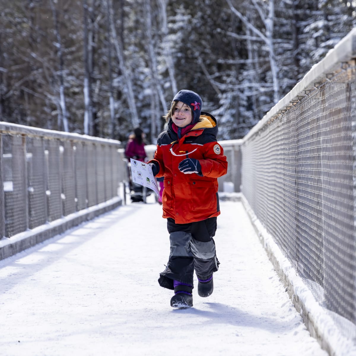 Enfant faisant un quiz au Sentier des cimes. 