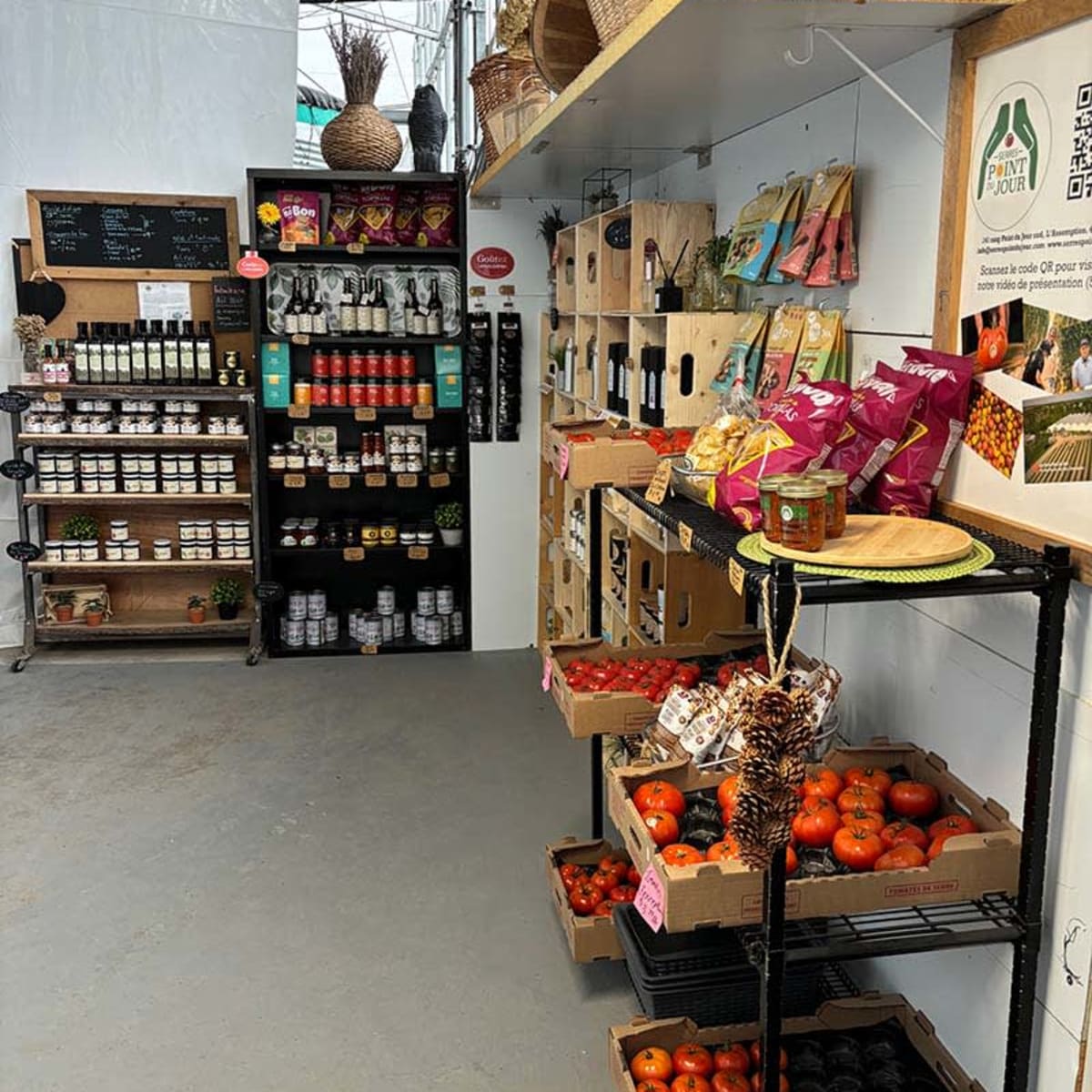 Kiosque intérieur avec produits et tomates en vente. 
