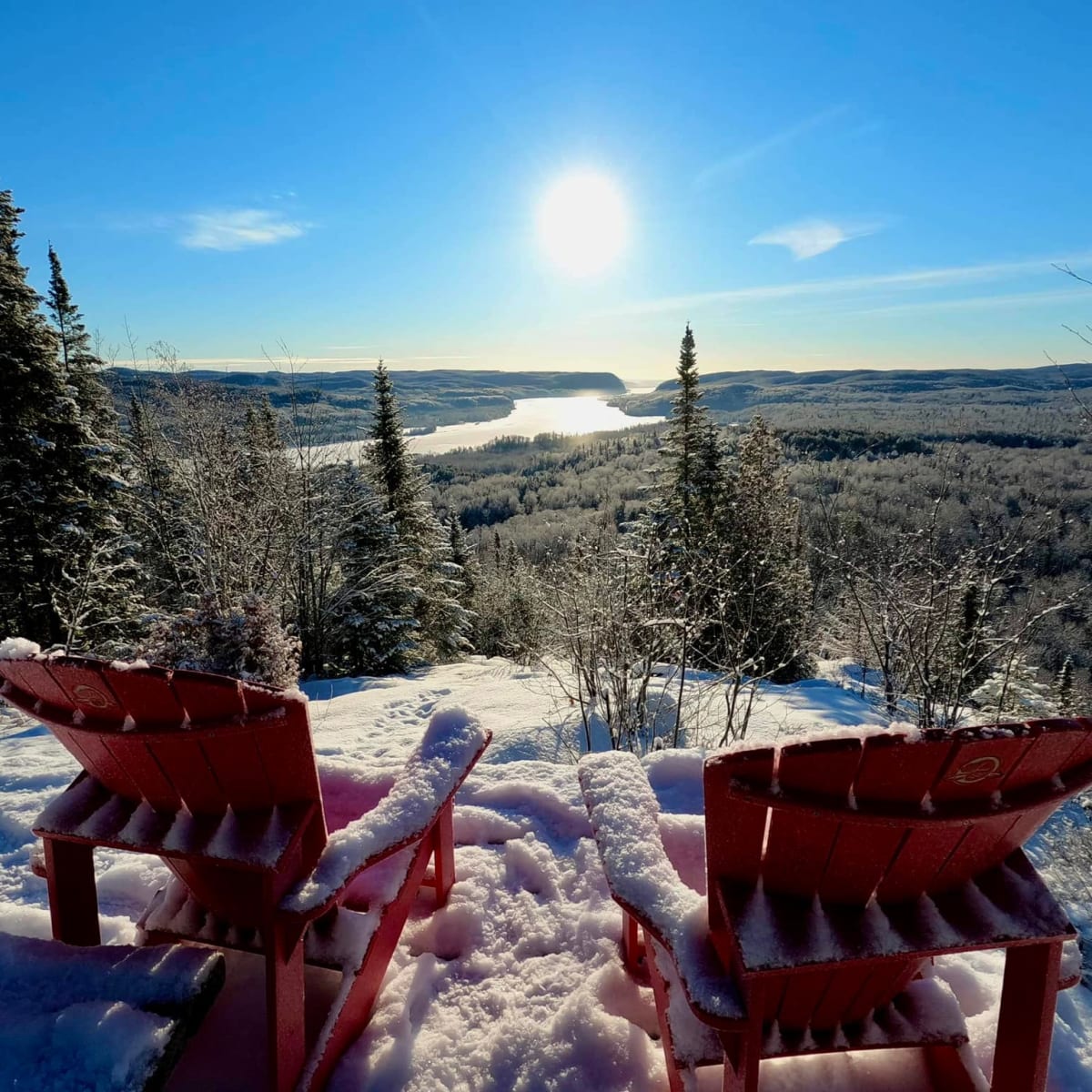 2 chaises Adirondack au sommet d'un belvédère.