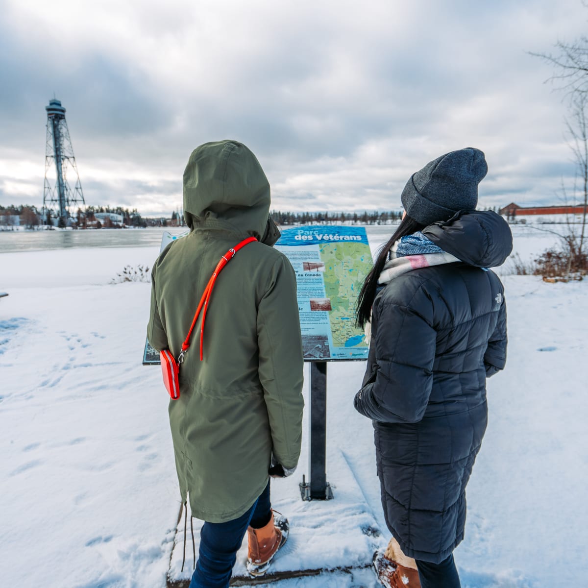 2 femmes devant un panneau d'information à Shawinigan. 