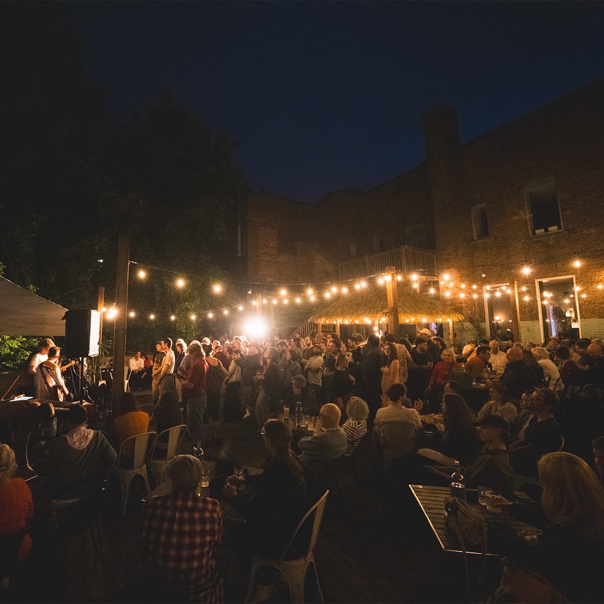 Foule la nuit au Festival Sherblues.