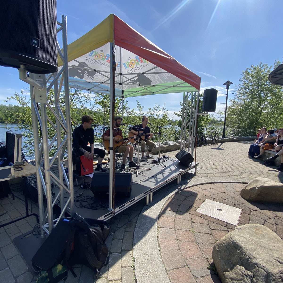 Sherbrooke en musique - Groupe de musique en performance sur une scène extérieure, au bord de l'eau.