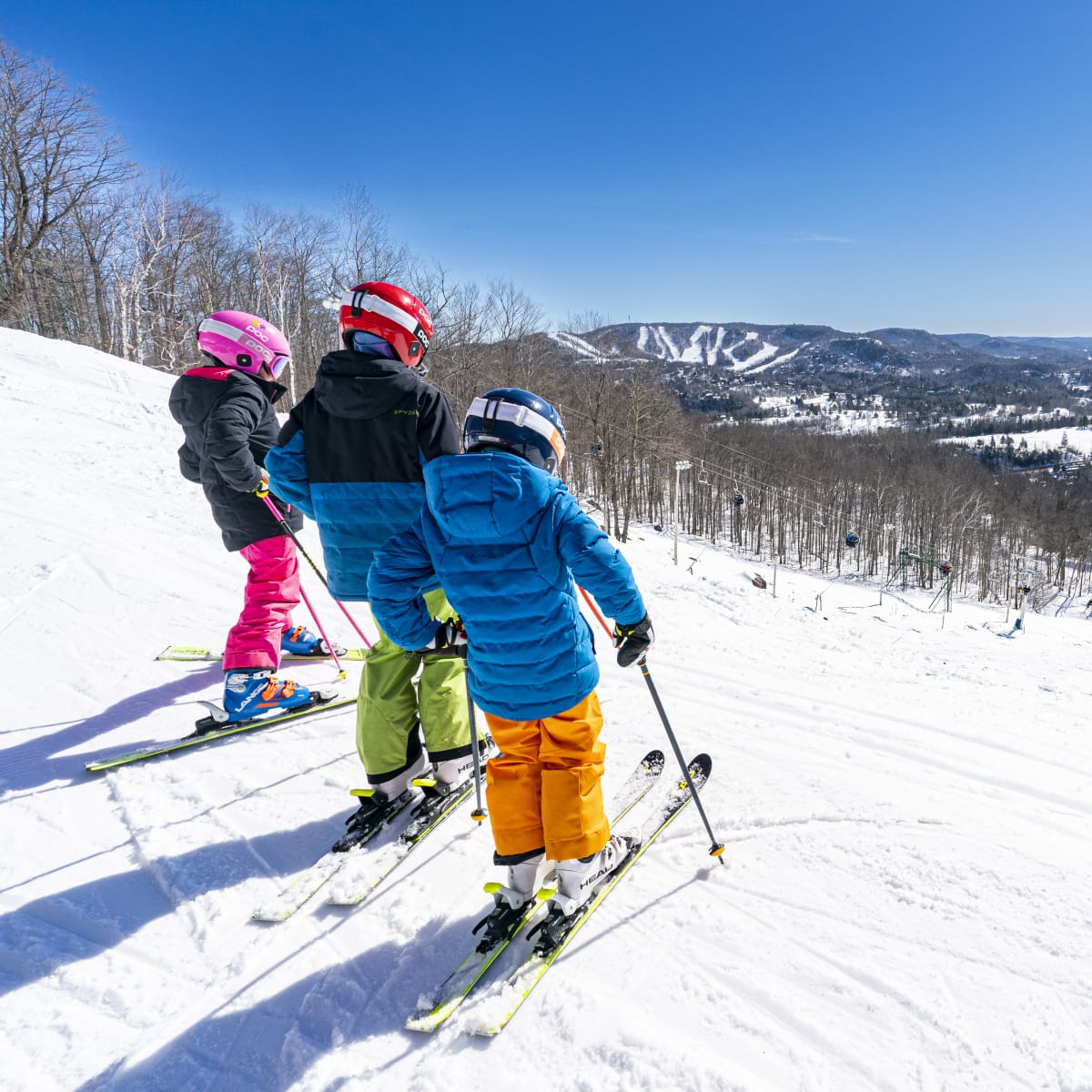 Trois enfants en ski au Sommet Gabriel.