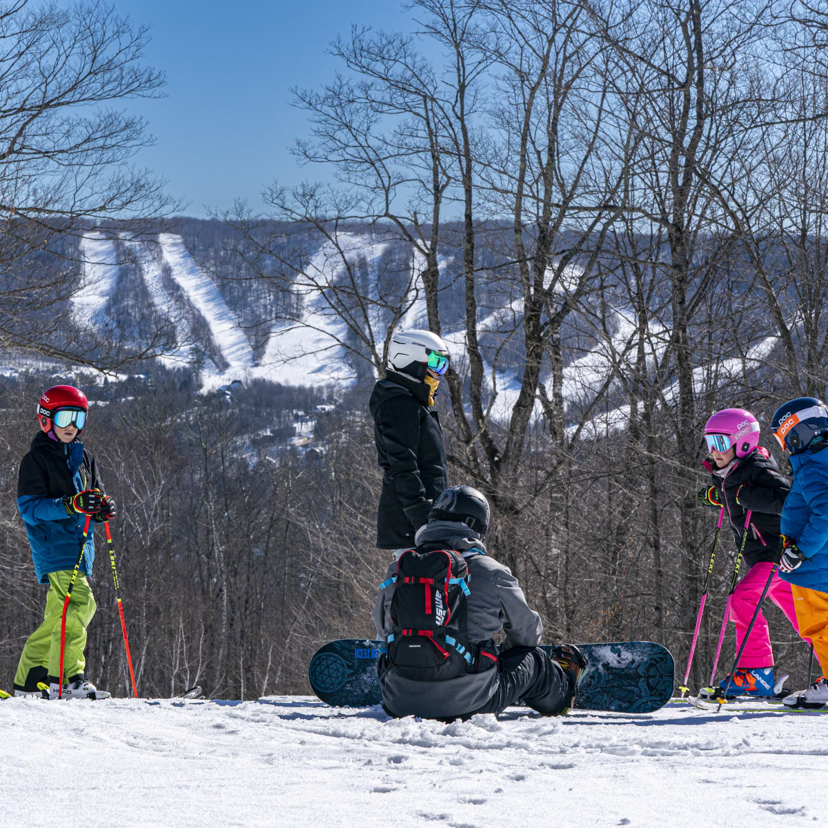 Une famille sur une piste du Sommet Gabriel.