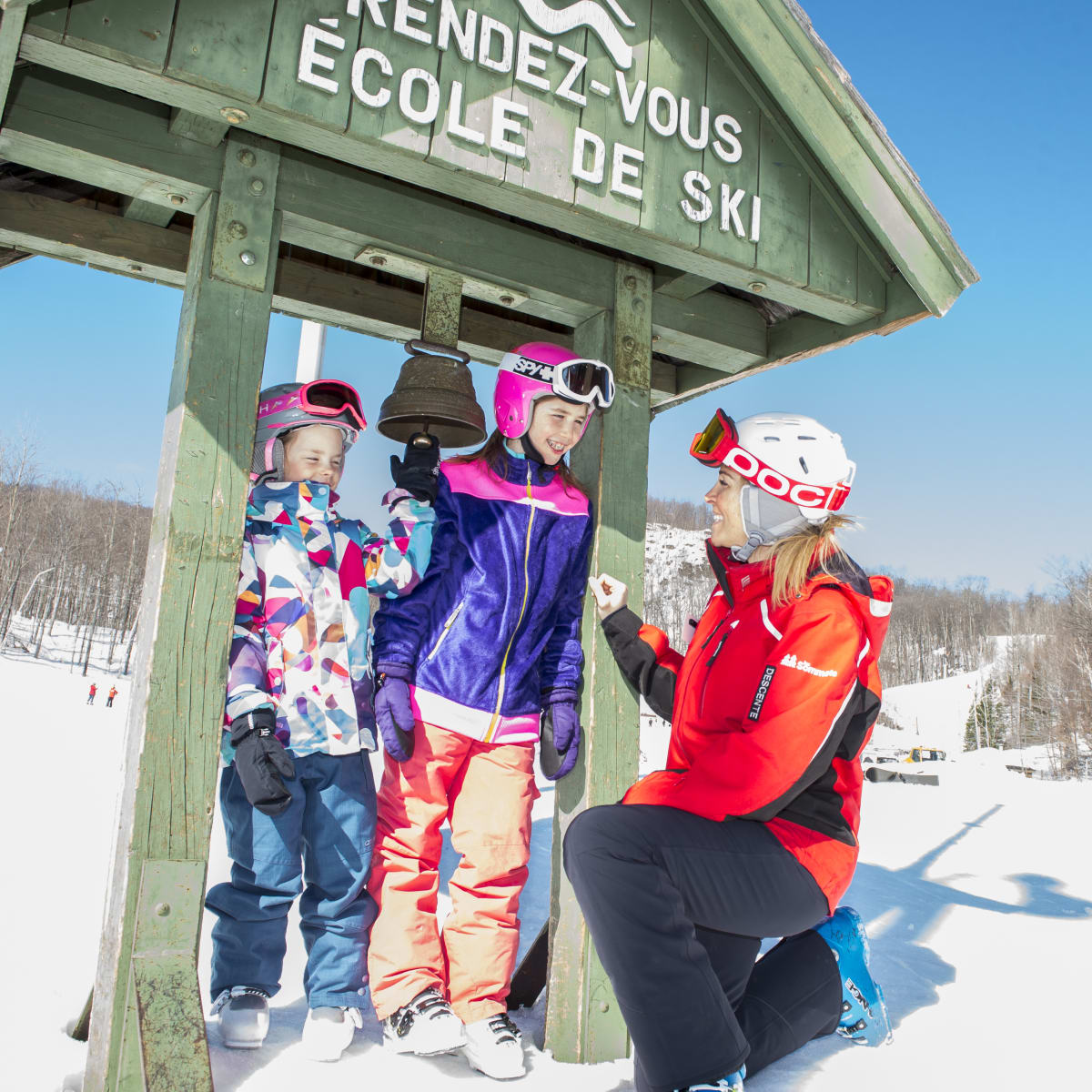 Deux enfants avec une instructrice de ski au Sommet Morin Heights.