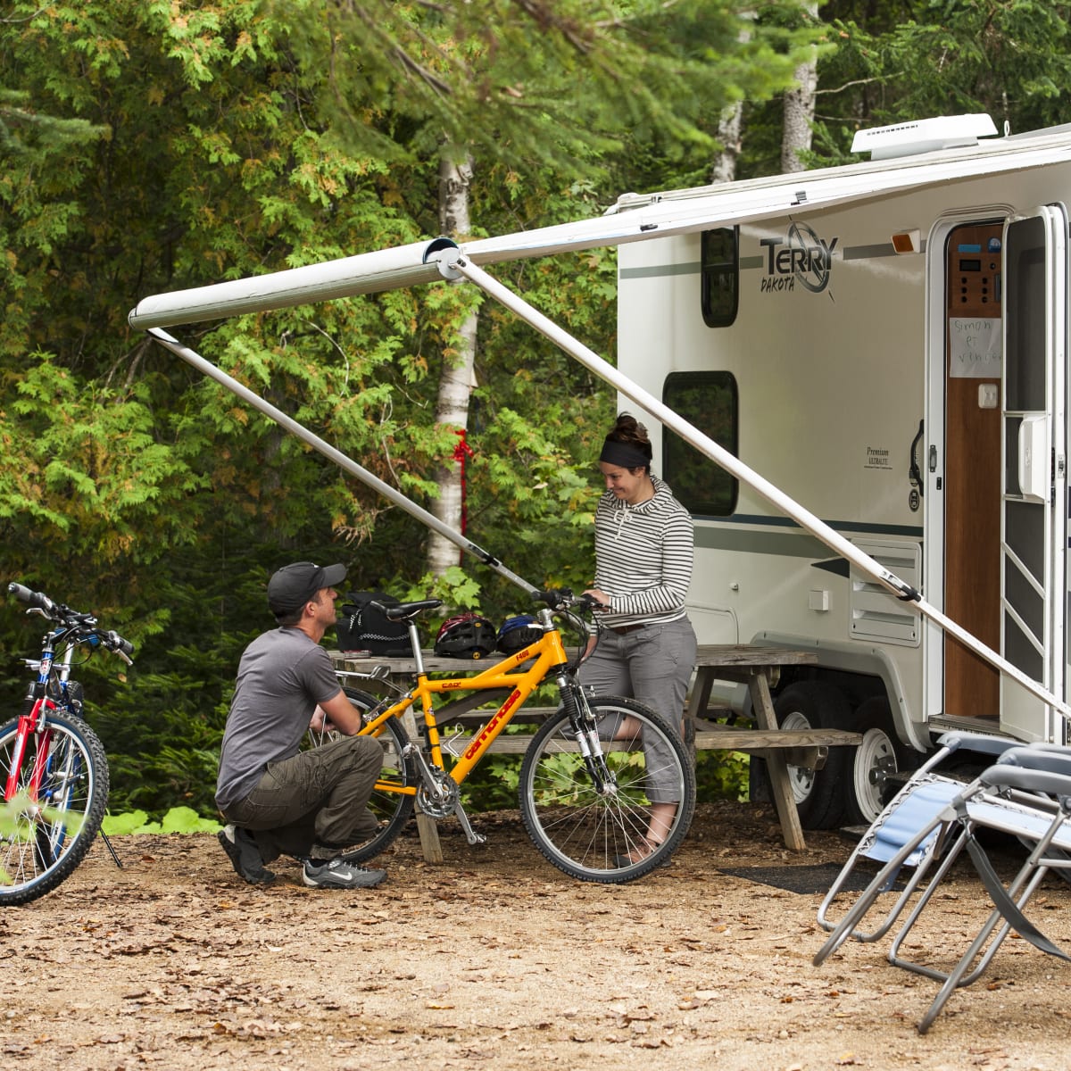 Couple en camping avec leurs vélos au Sommet Morin Heights.