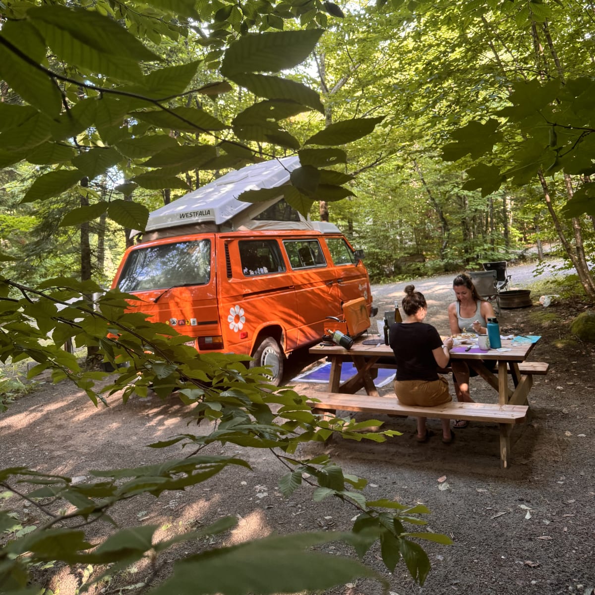 Deux femmes en camping au Sommet Morin Heights.