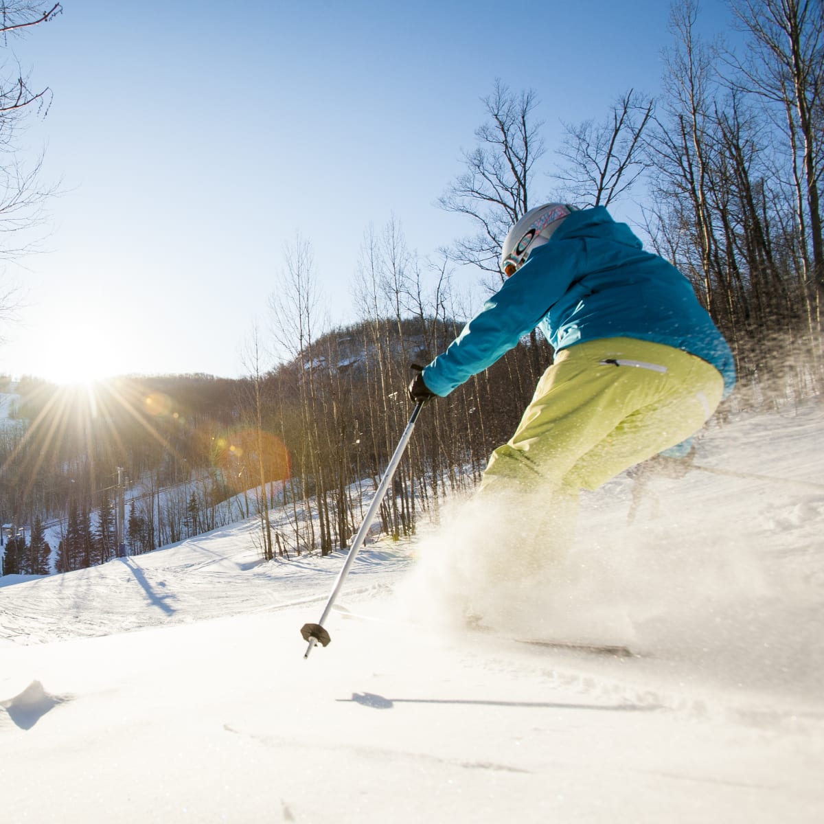 Un skieur au Sommet Morin Heights.