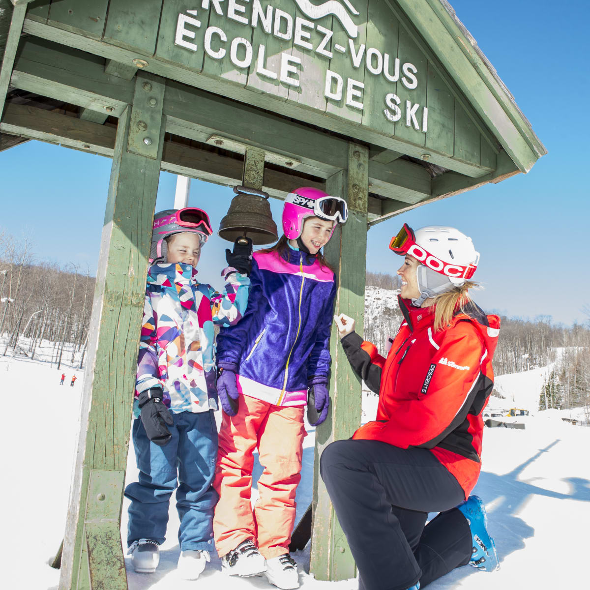 Deux enfants et une instructrice de ski au Sommet Morin Heights.