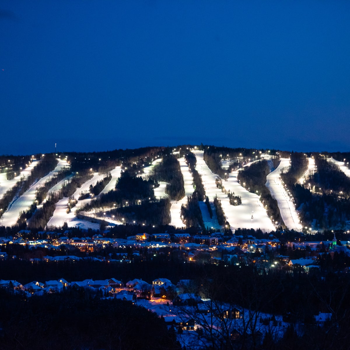Le Sommet Olympia illuminé la nuit.