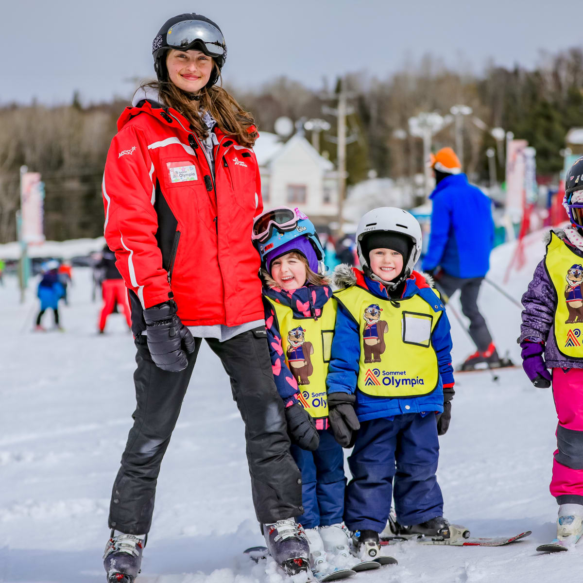 Une instructrice de ski avec trois élèves au Sommet Olympia.