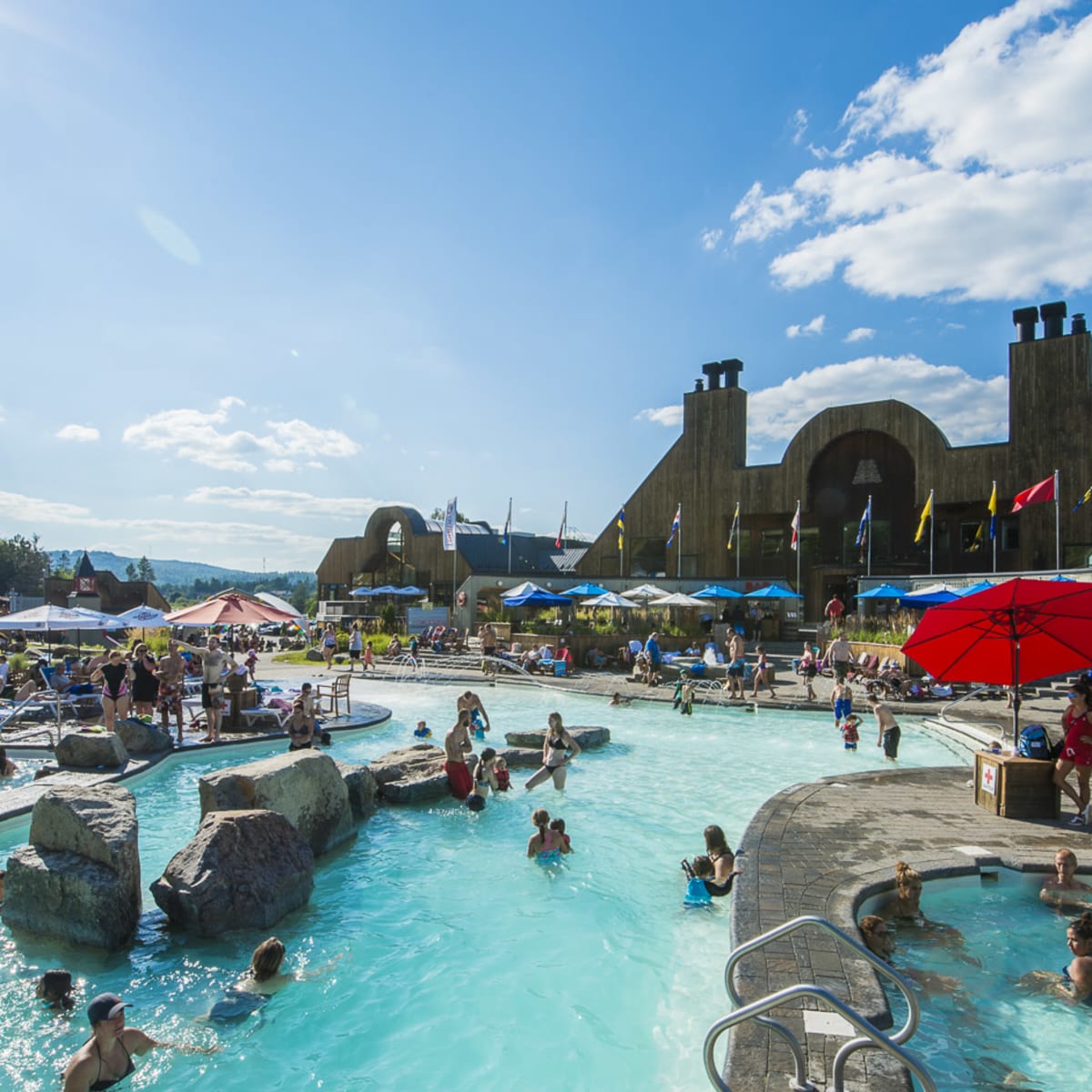 Piscine au parc aquatique du Sommet Saint-Sauveur.