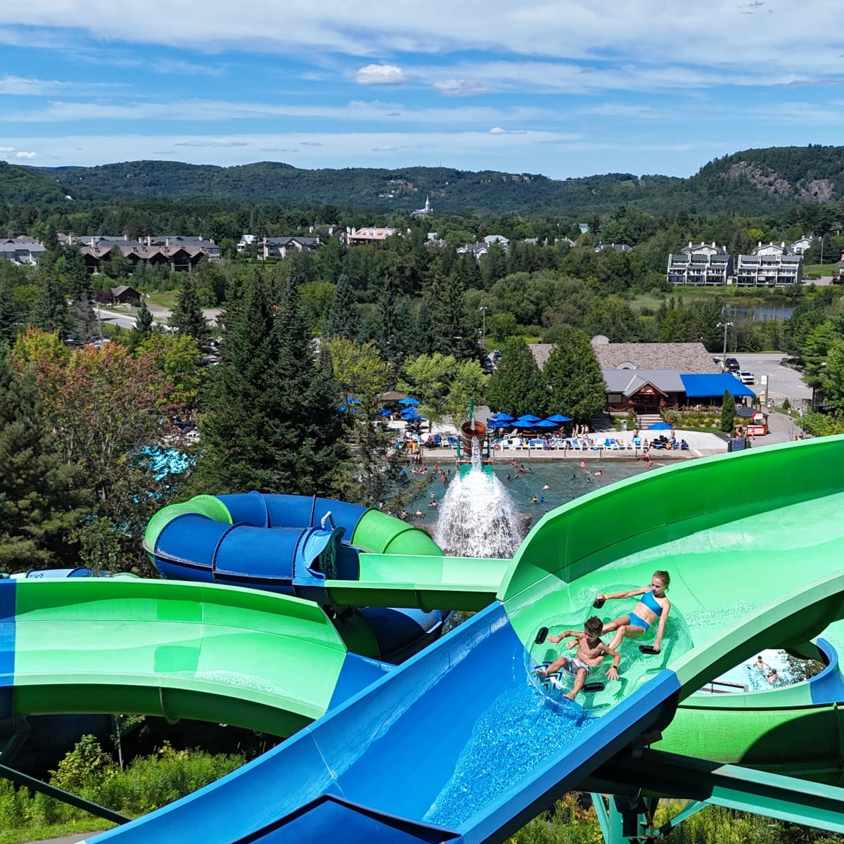 Glissade d'eau au parc aquatique du Sommet Saint-Sauveur.
