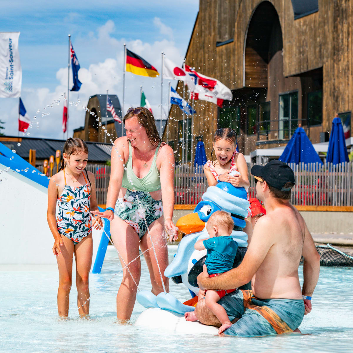 Une famille au parc aquatique du Sommet Saint-Sauveur.