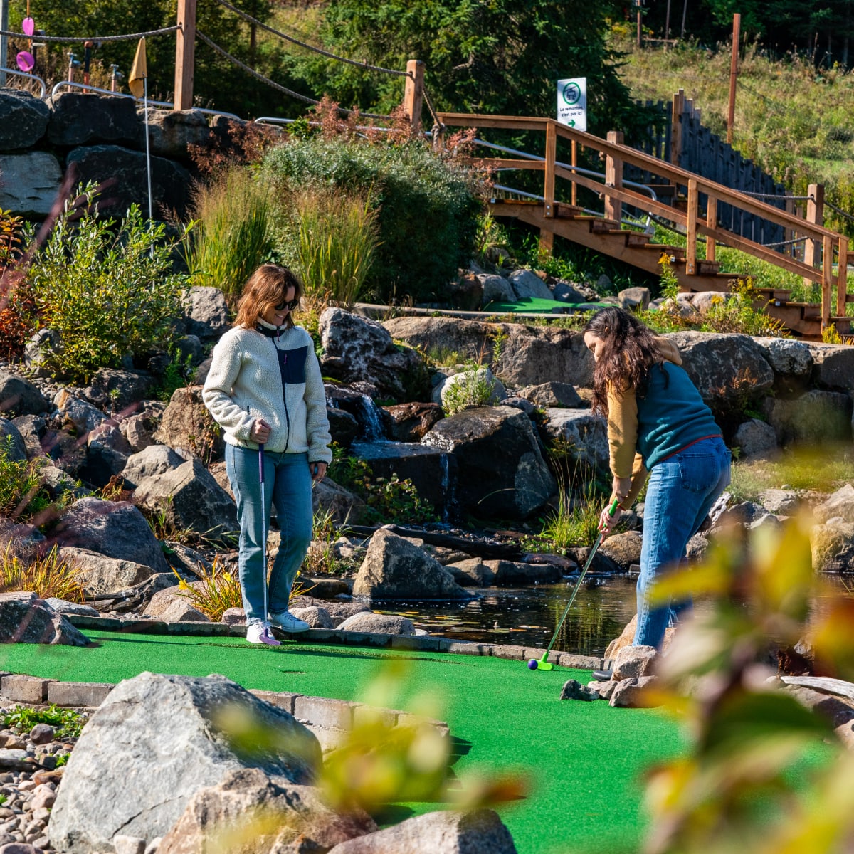 Mini-golf au Parc F.U.N. du Sommet Saint-Sauveur.