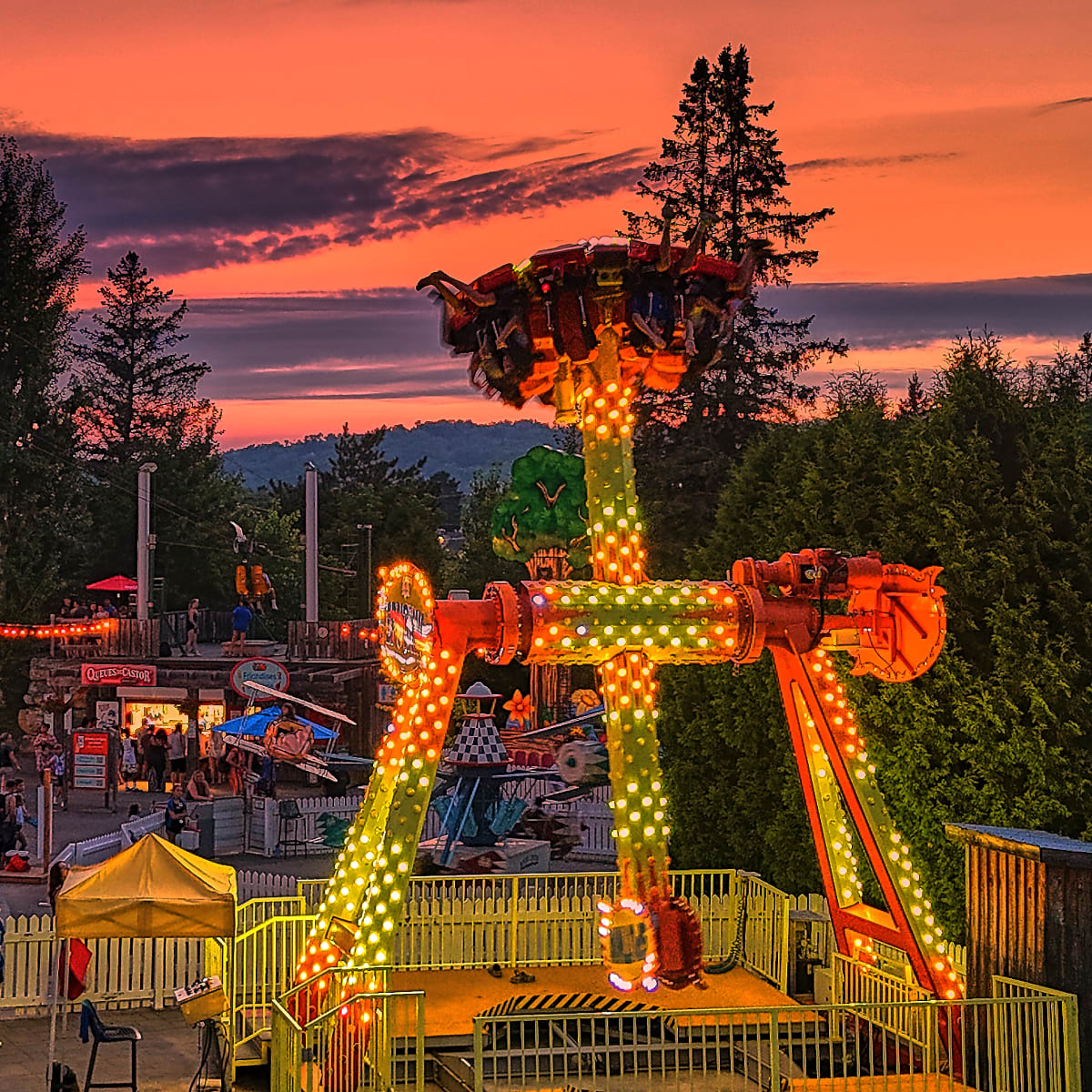 Manège illuminé au Parc FUN du Sommet Saint-Sauveur.