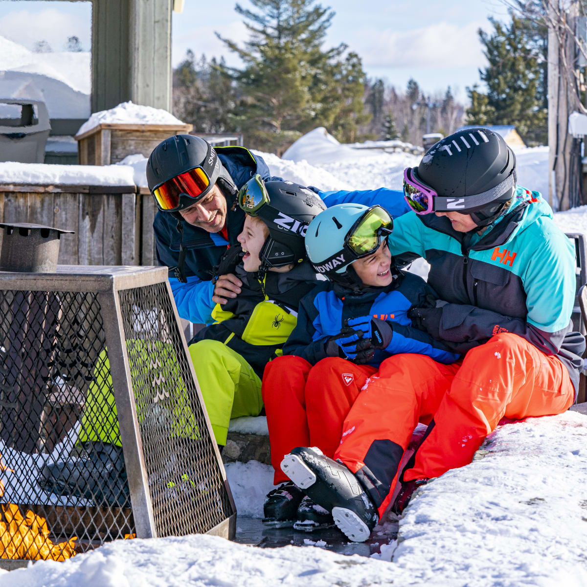 Famille assise au bas de la montagne du Sommet Saint-Sauveur.