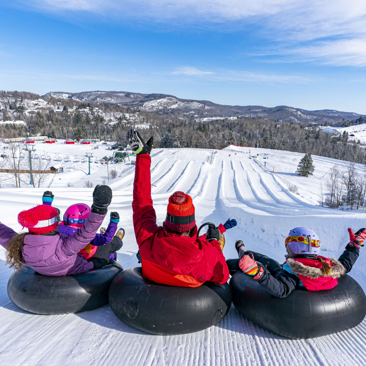 Glissade sur tubes au Sommet Saint-Sauveur.