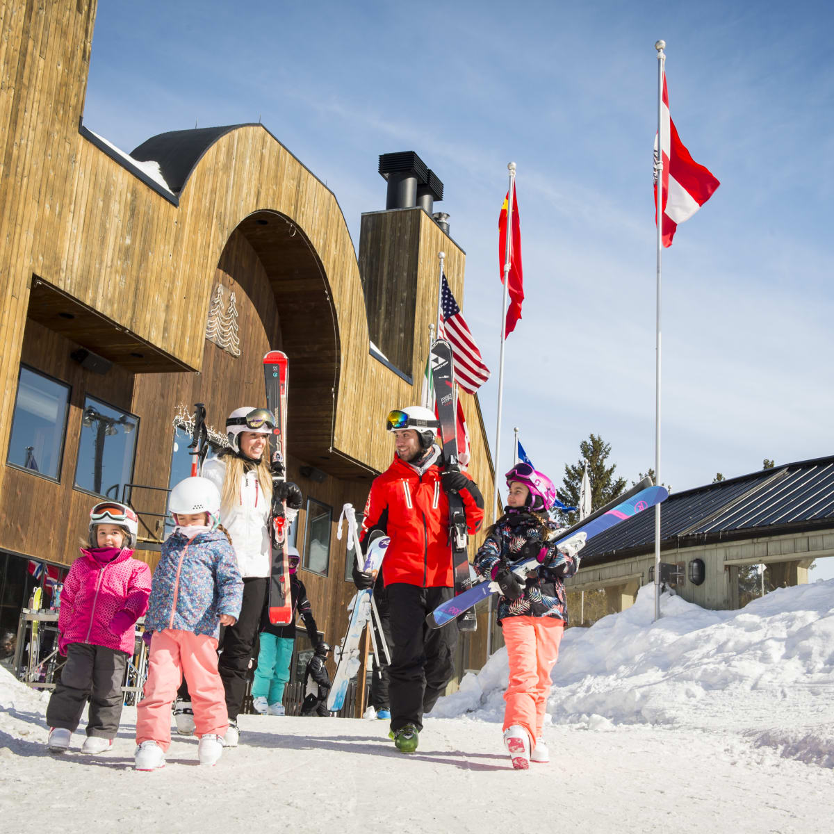 Famille au bas de la montagne de ski de Sommet Saint-Sauveur.