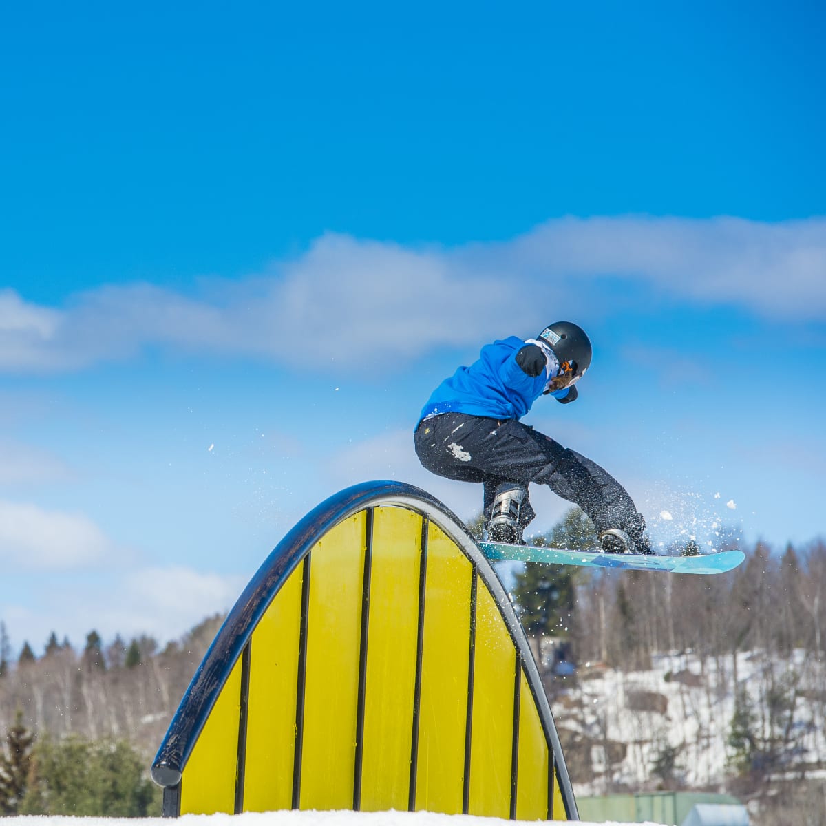 Planche à neige au snowpark du Sommet Saint-Sauveur.
