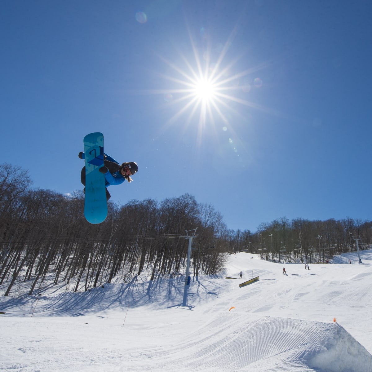 Planche à neige au snowpark du Sommet Saint-Sauveur.