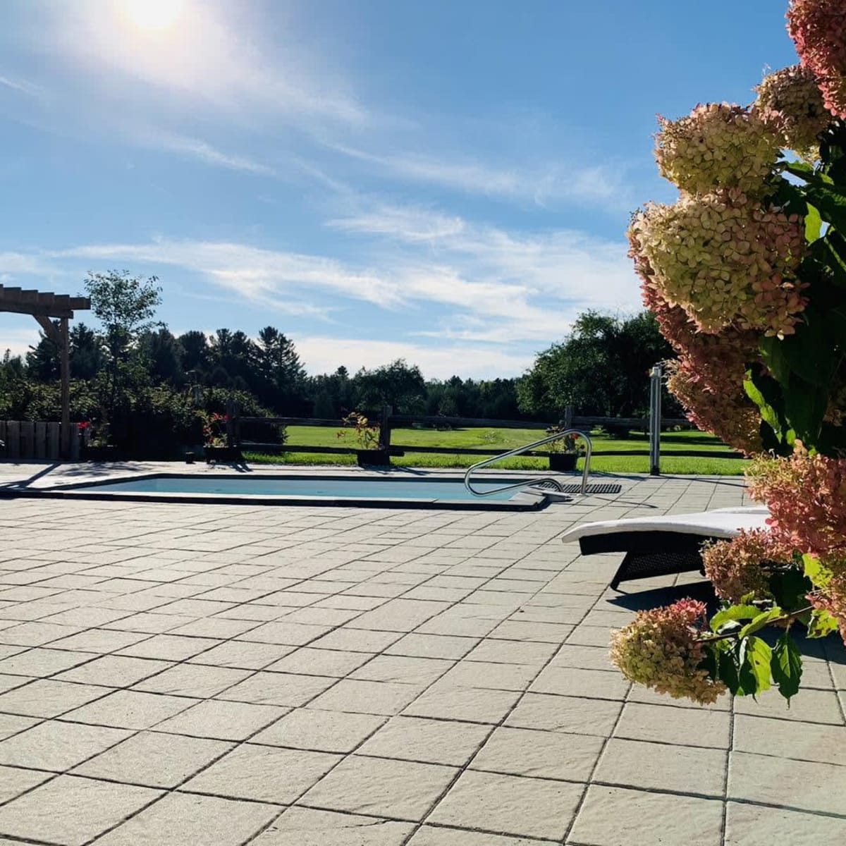 Journée ensoleillée au Spa Champêtre La Belle Blanche en Montérégie.