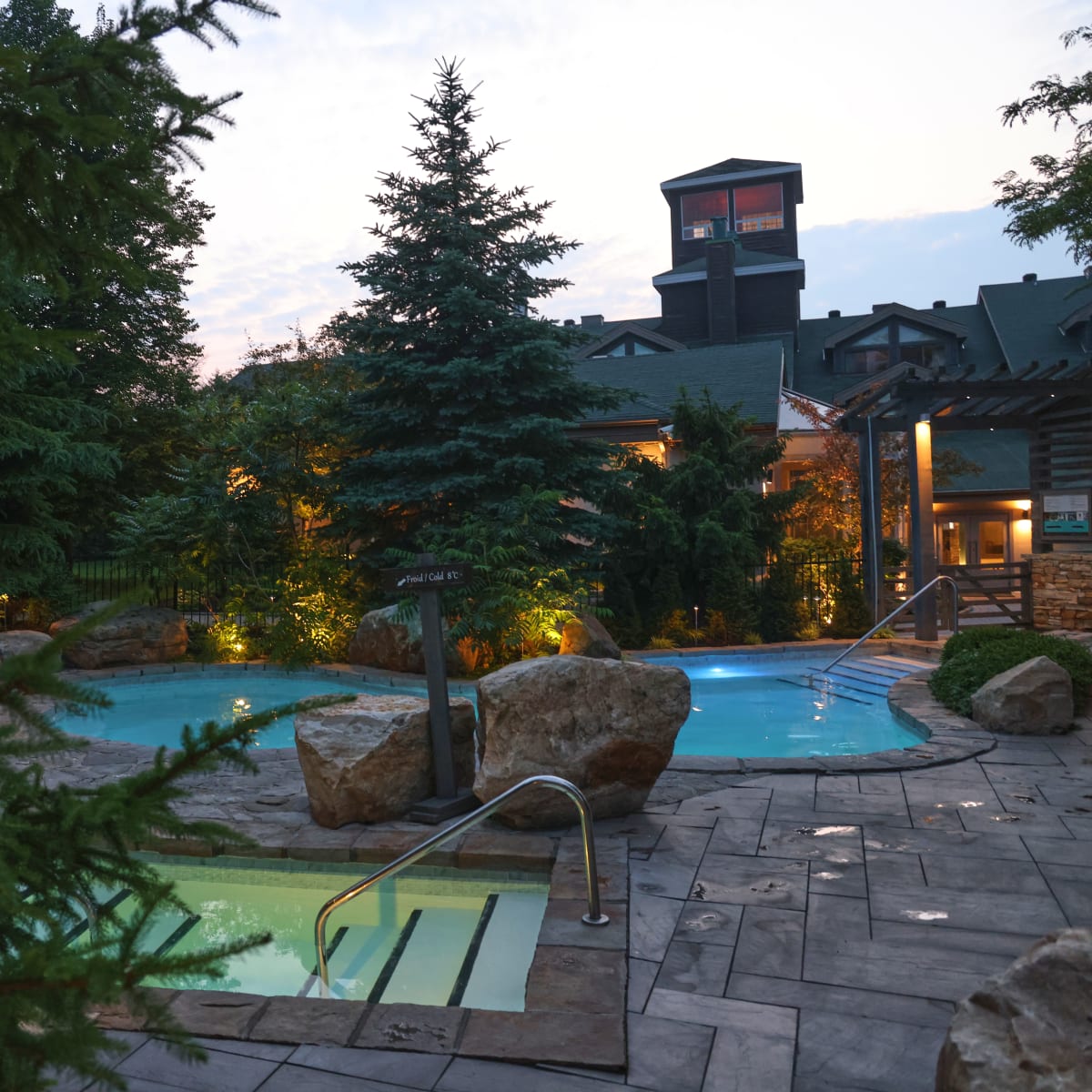 Spa du Manoir Saint-Sauveur en été.