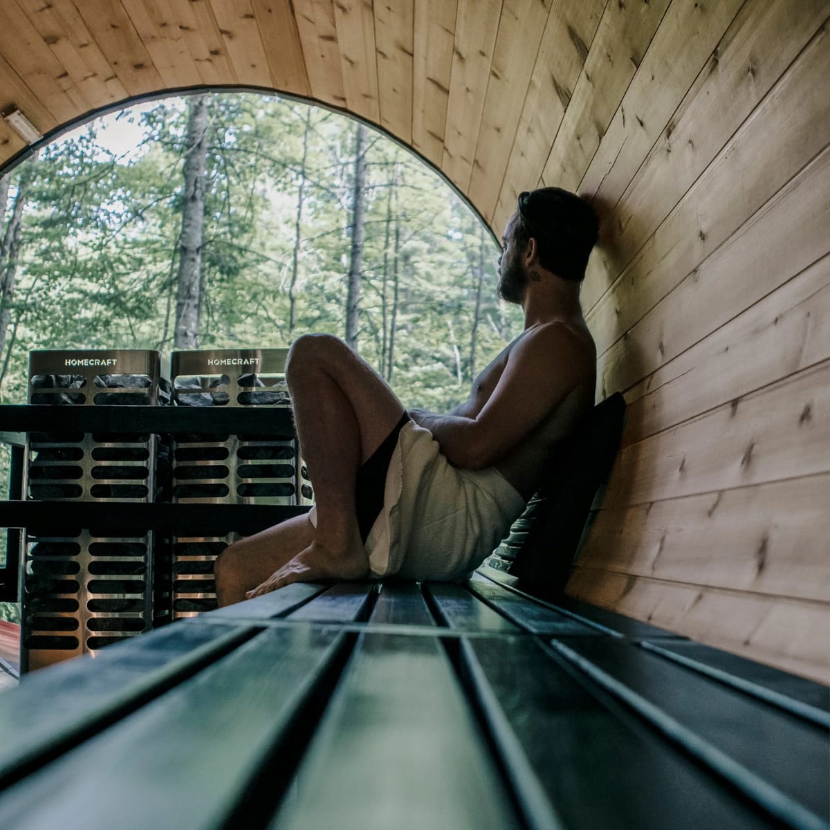 Homme dans un sauna au Sibéria Spa.