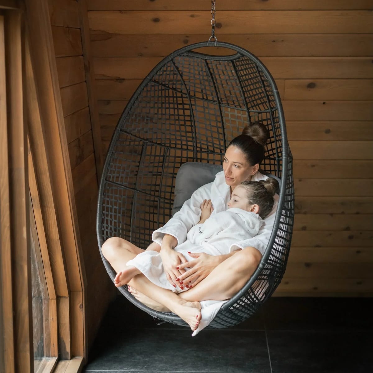 Mère et fille dans une chaise suspendue au Sibéria Spa.