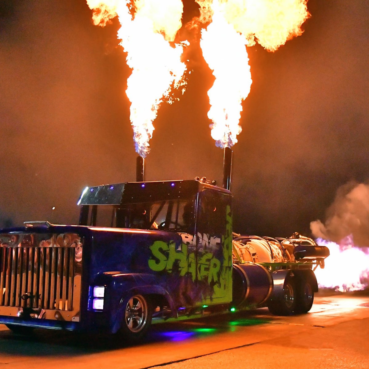 AERO Gatineau-Ottawa Airshow - Truck expels flames