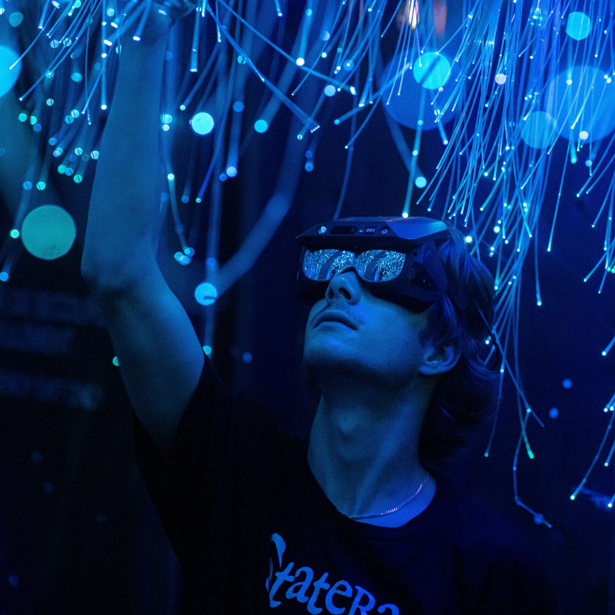Personne sous une projection virtuelle à Statera - l'archipel fabuleux.