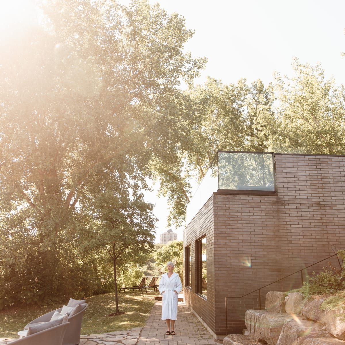 Femme à l'extérieur à côté du pavillon au Strom spa nordique de l'Île-des-Soeurs.