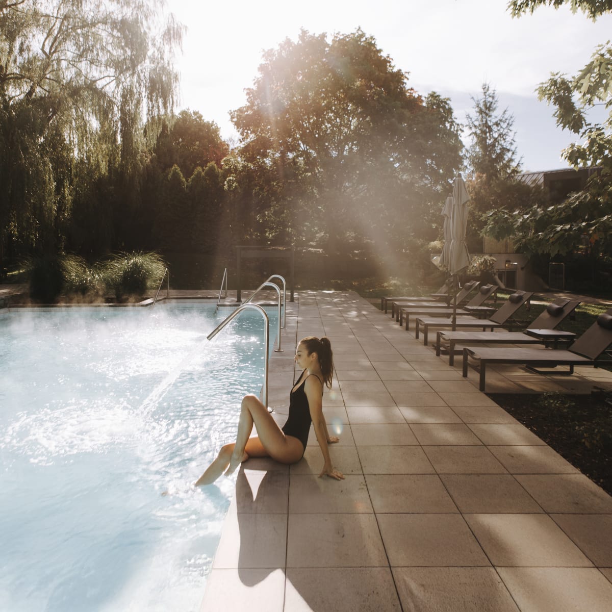 Femme au bord de la piscine du Strom spa nordique Mont-Saint-Hilaire.