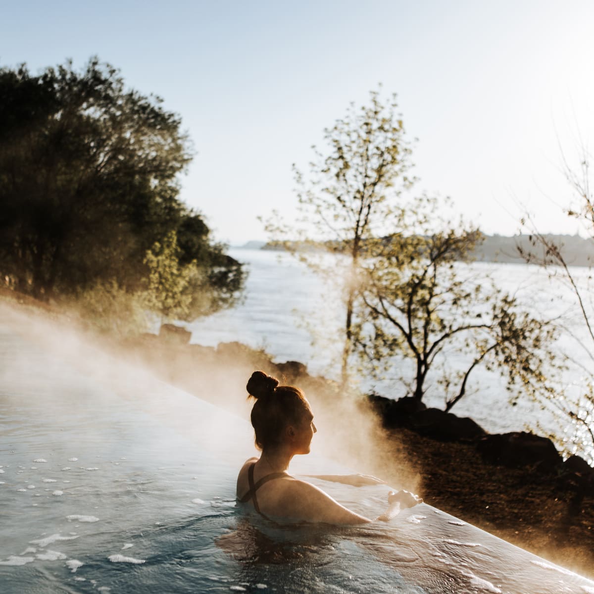 Femme dans la piscine du Strom spa nordique Vieux-Québec.