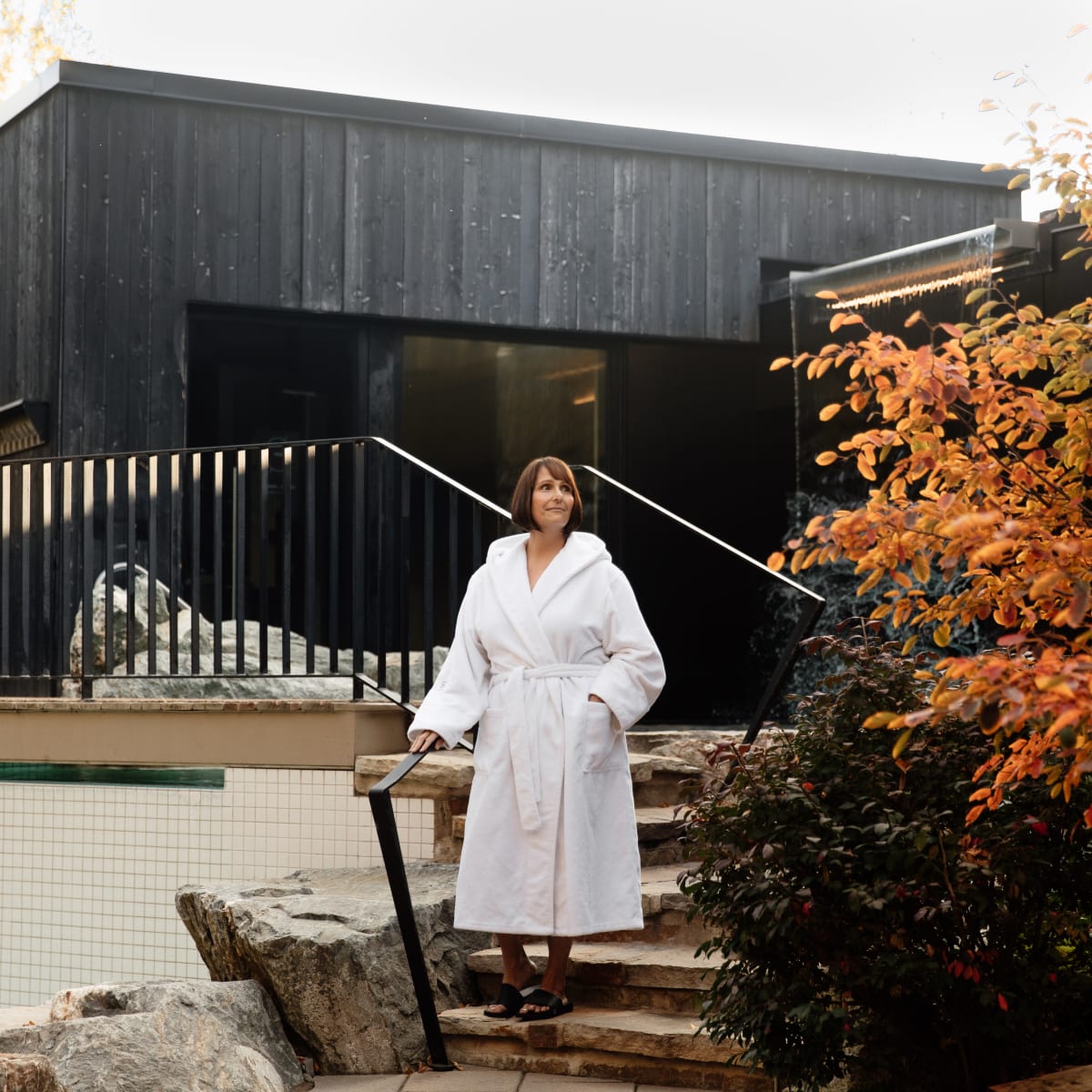 Femme au Strøm spa nordique de Sherbrooke à l'automne.