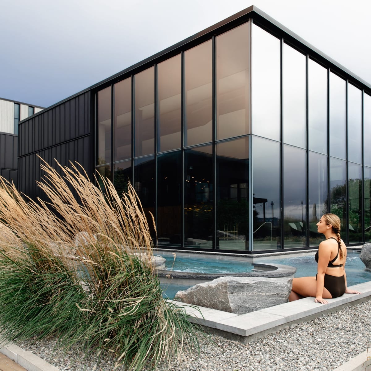 Femme au bord de la piscine au Strøm spa nordique Vieux-Québec.