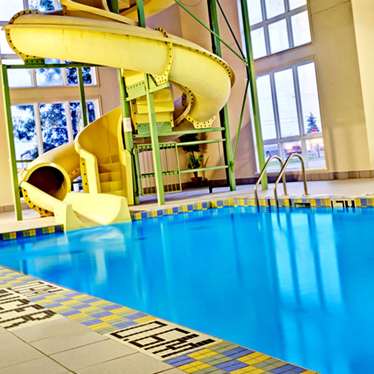 Piscine et glissades.