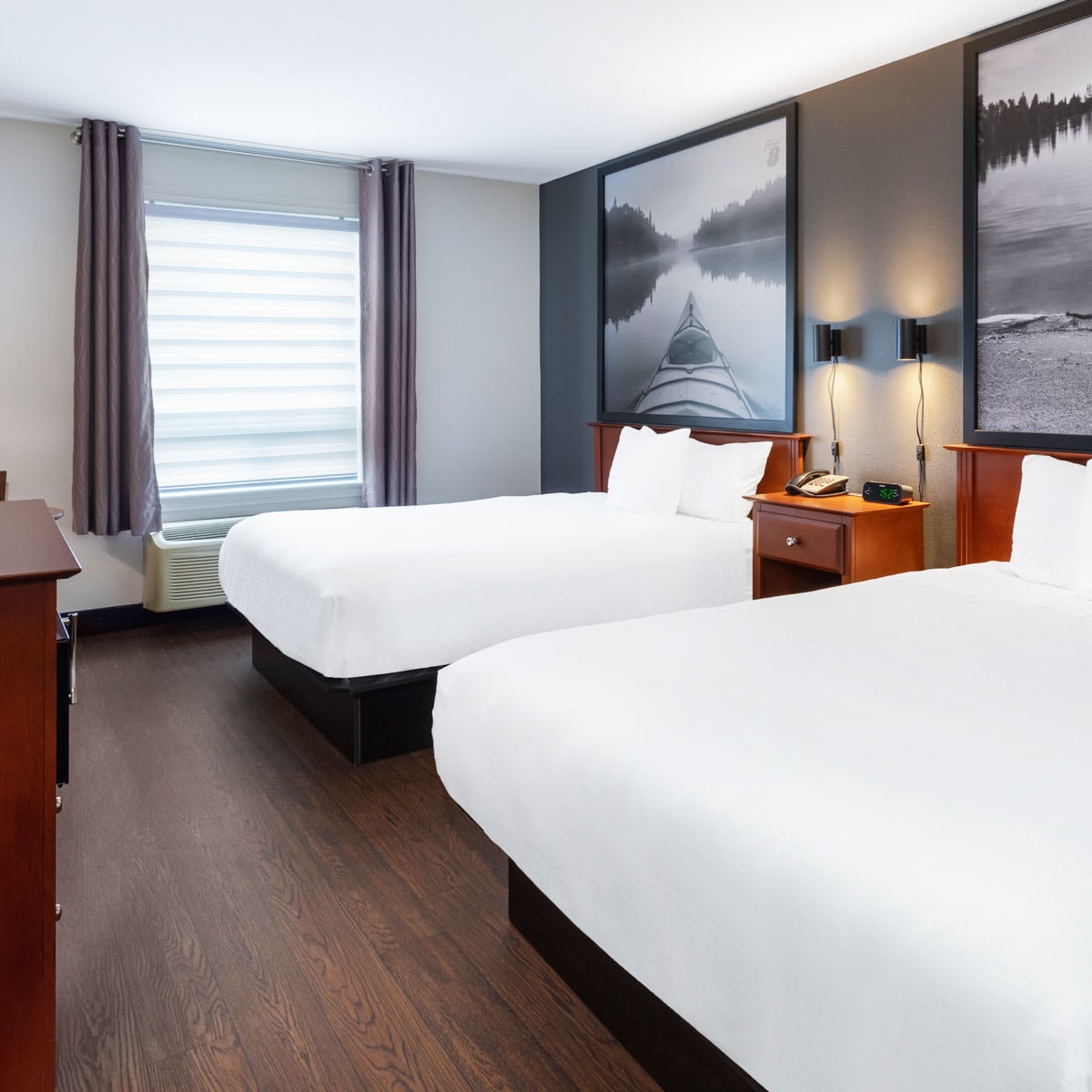 Room with two beds at the Super 8 Saint-Jérôme.