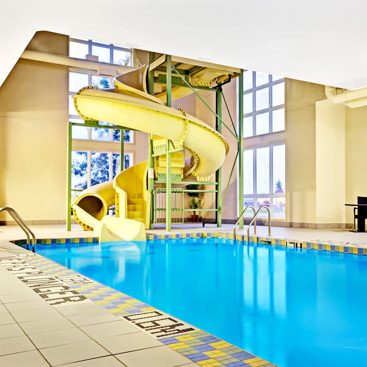 Swimming pool and water slides at the Super 8 Saint-Jérôme.