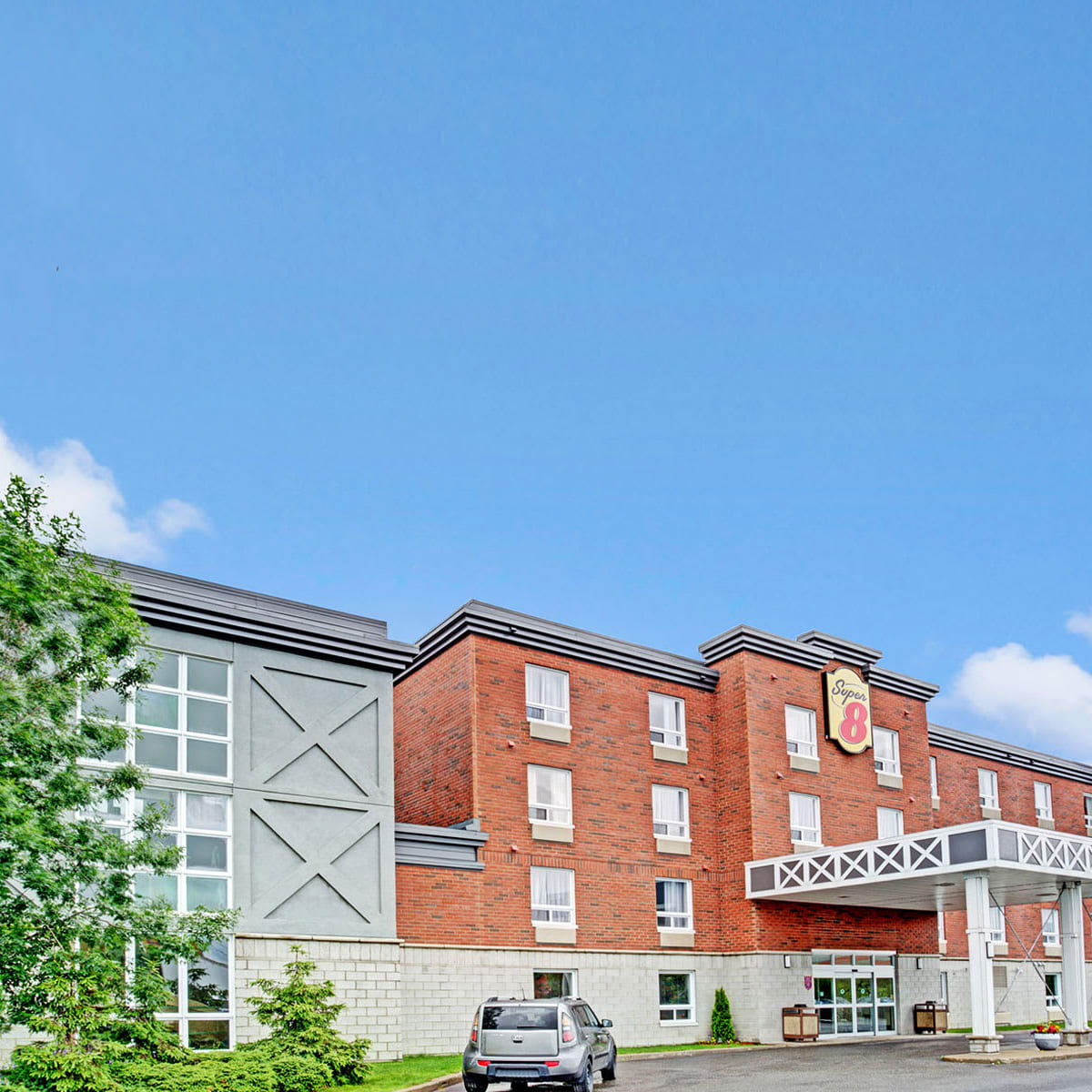 Exterior of the Super 8 Saint-Jérôme.