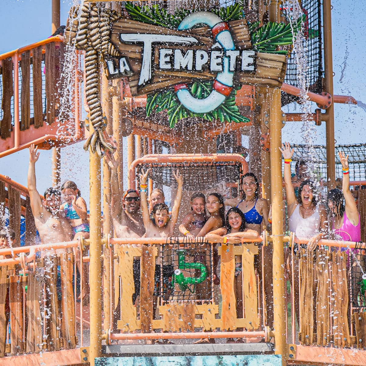 Groupe de personne sur une plateforme du jeu d'eau "La Tempête"